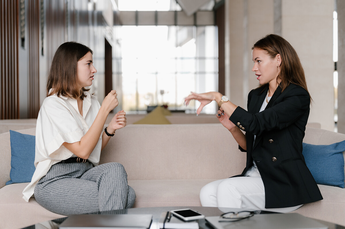 Deux femmes discutant en Langue des Signes