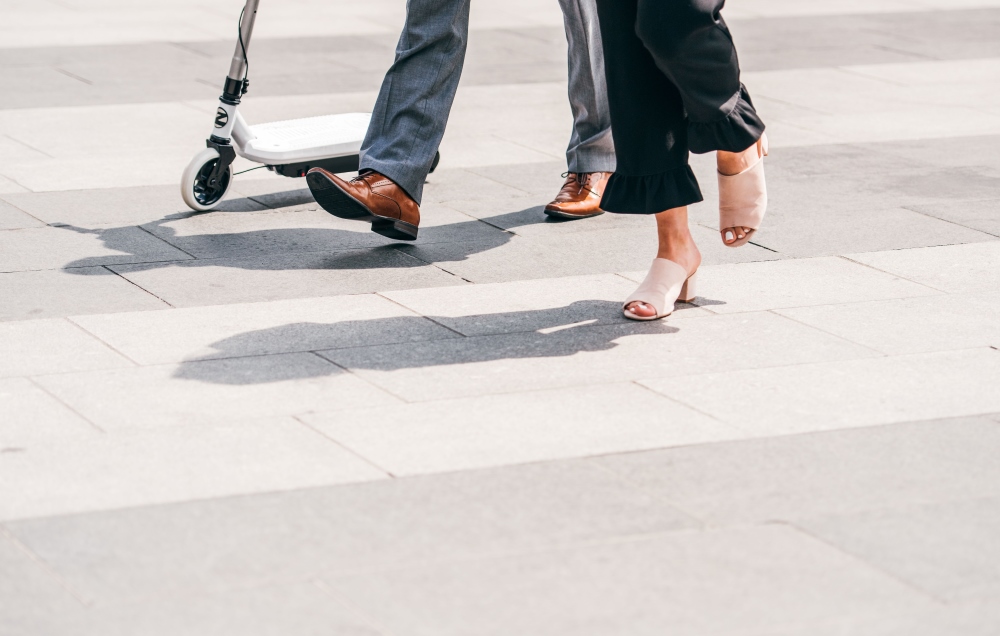 Gros plan sur passage piéton avec du trafic