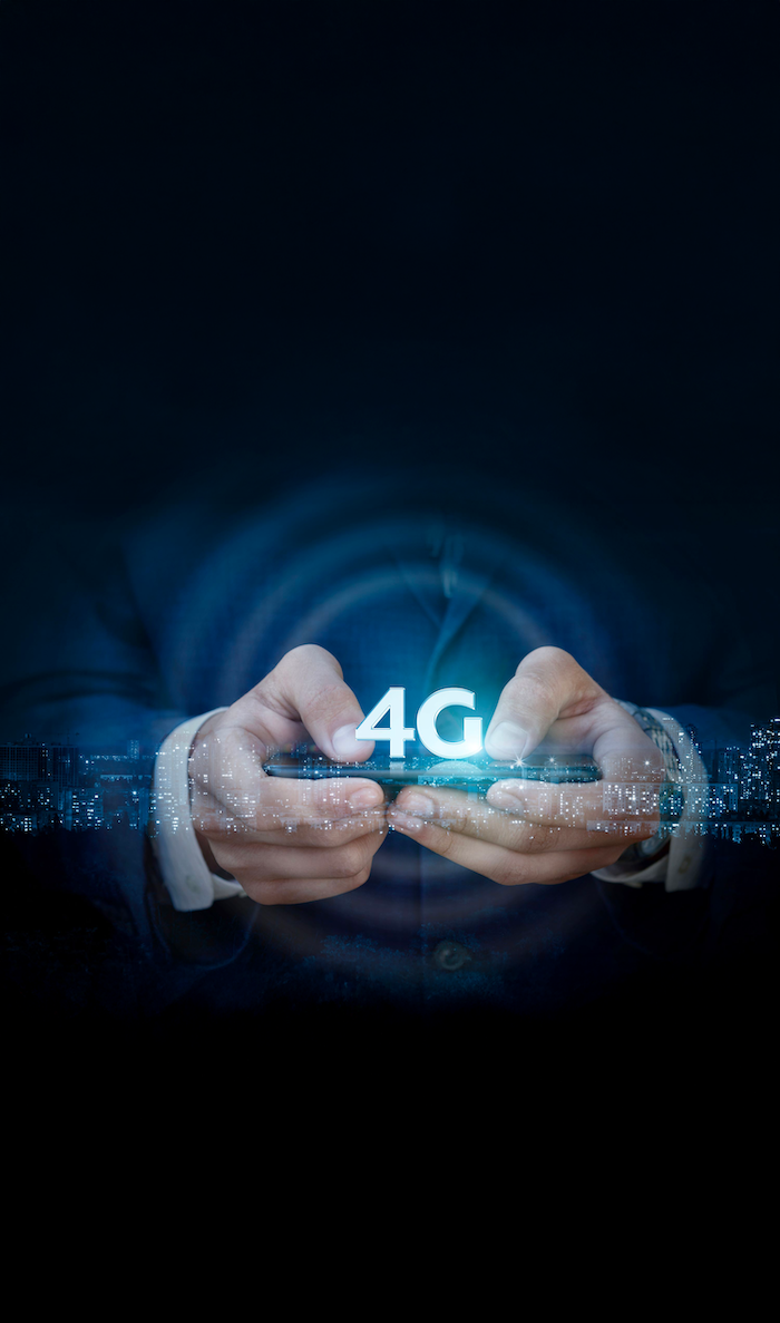 Photo de deux mains qui tiennent un téléphone