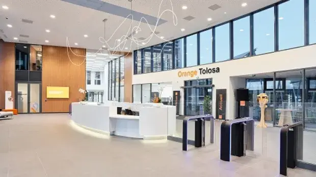hall d'accueil orange