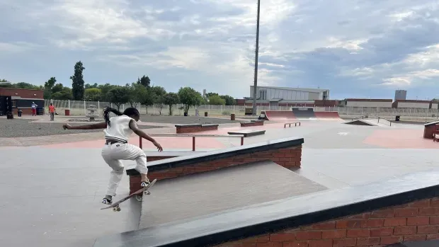 Photo d'une fille sur un skateboard