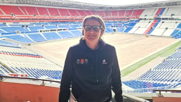 Portrait de Valérie dans les tribunes d'un stade