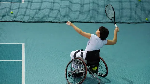 Femme para-athlète jouant au tennis