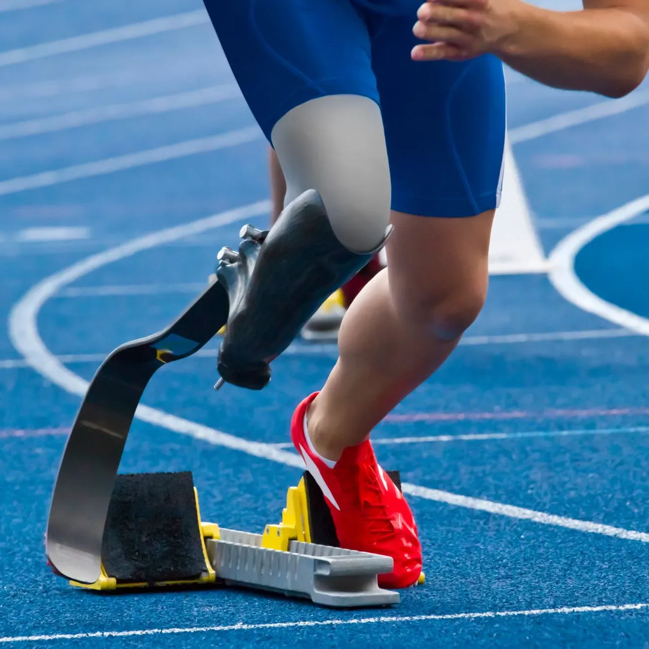 Photo d'un athlète en situation d'handicap en train de courir