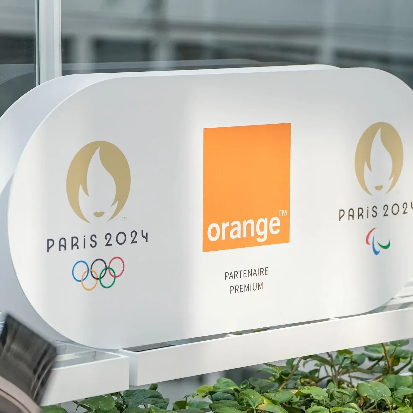 Photo des logos Orange et Paris 2024