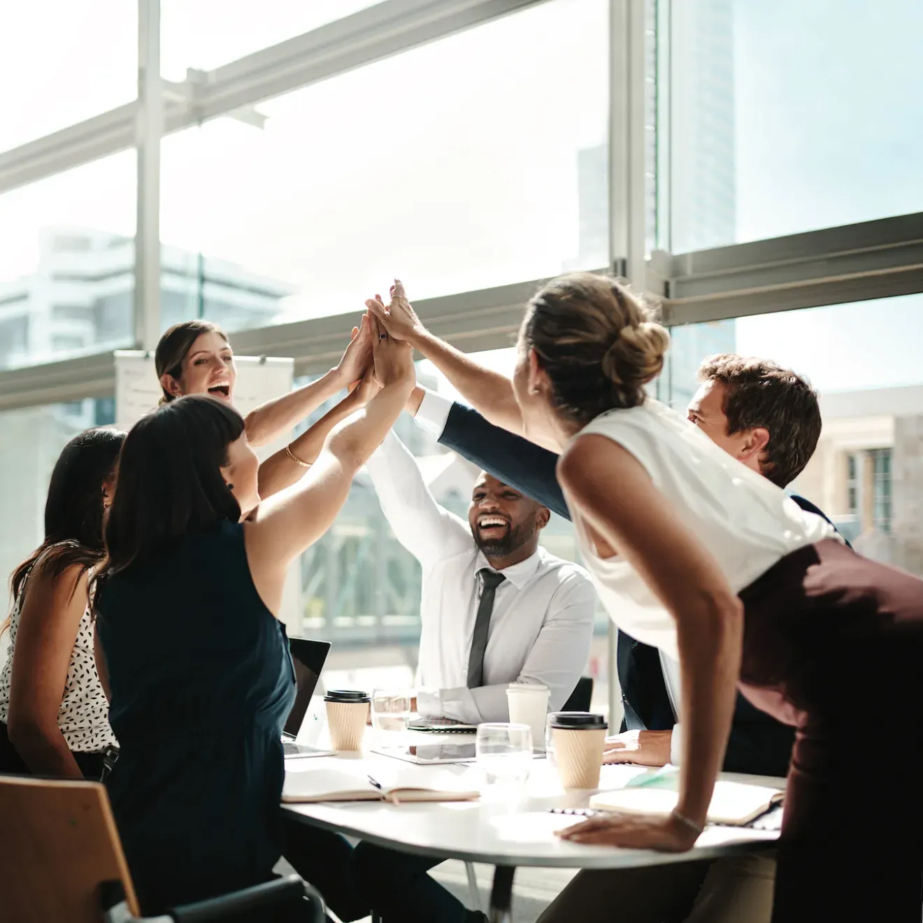 Hommes et femmes se tant dans la main
