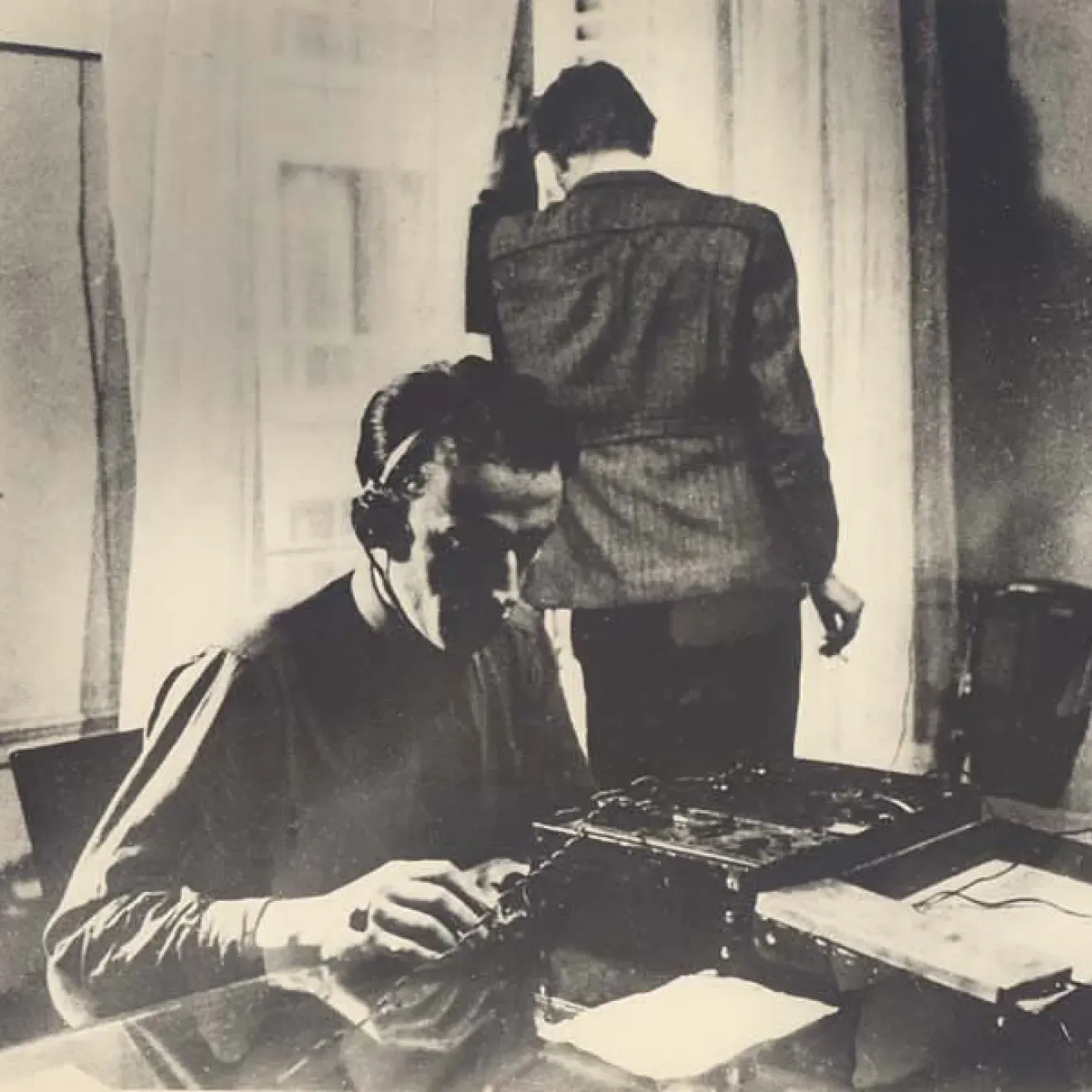 Ancienne photo d'un homme utilisant une radio