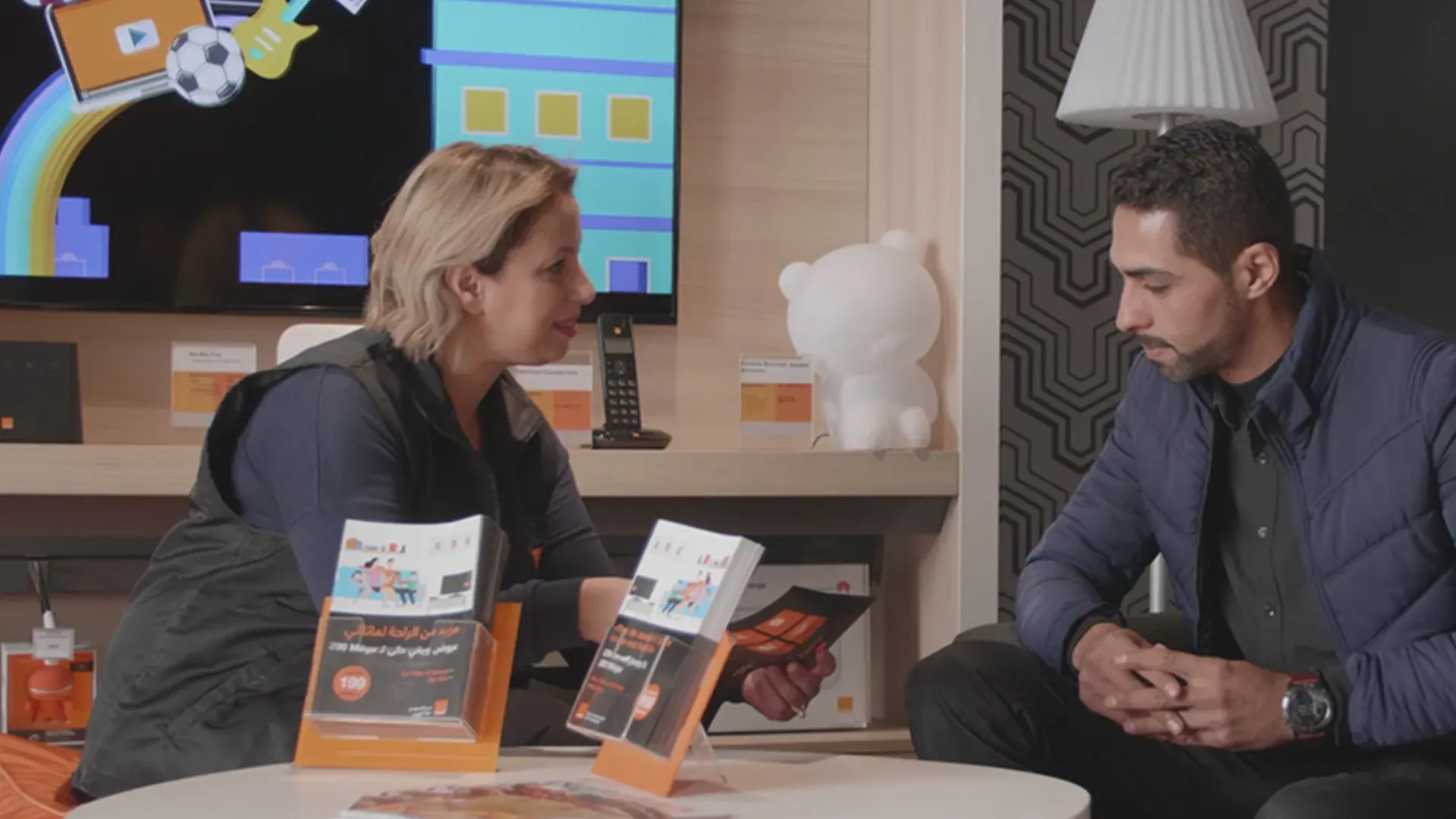 Une conseillère clientèle avec un client