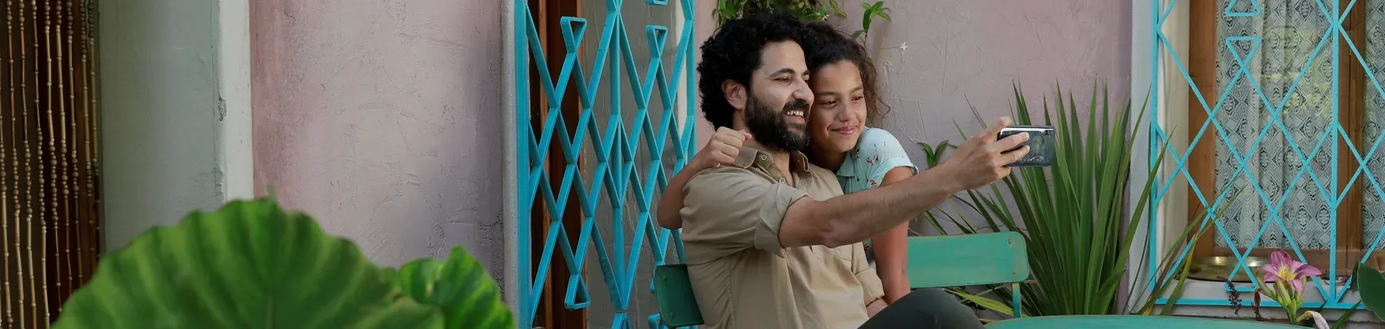 Un père fait un selfie avec sa fille