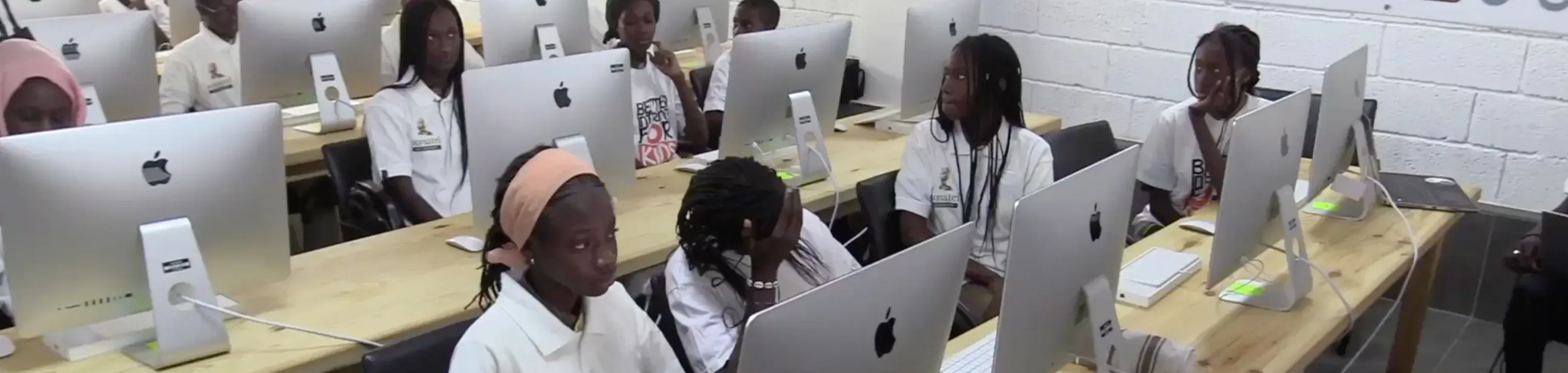 Une classe en Afrique devant des ordinateurs