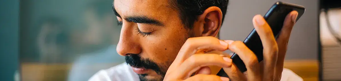 personne en situation handicap avec smartphone