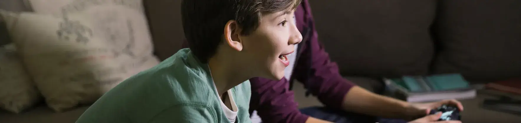 2 jeunes ados jouent en ligne devant un écran