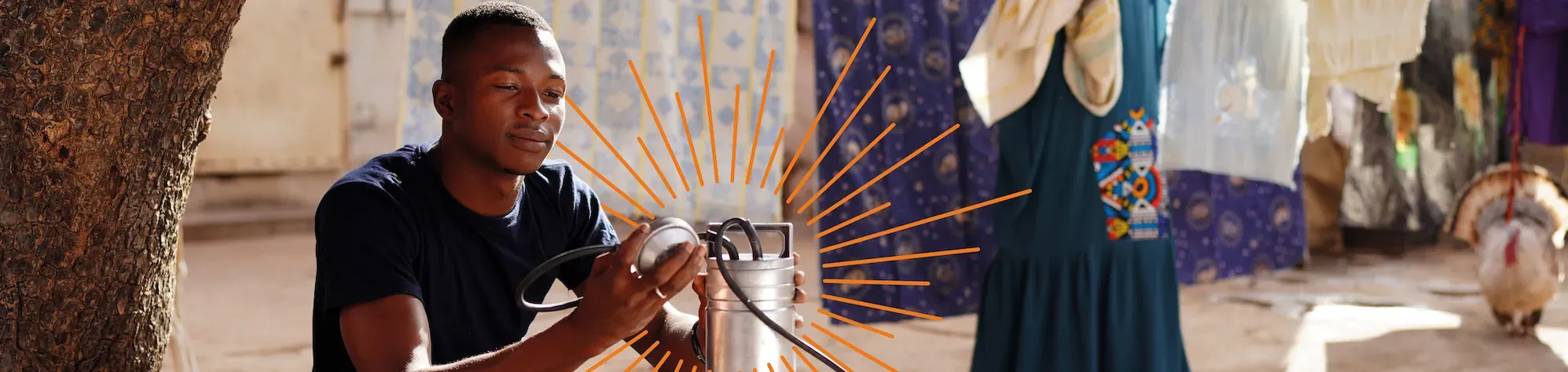 Un homme dehors tenant une machine dans les mains