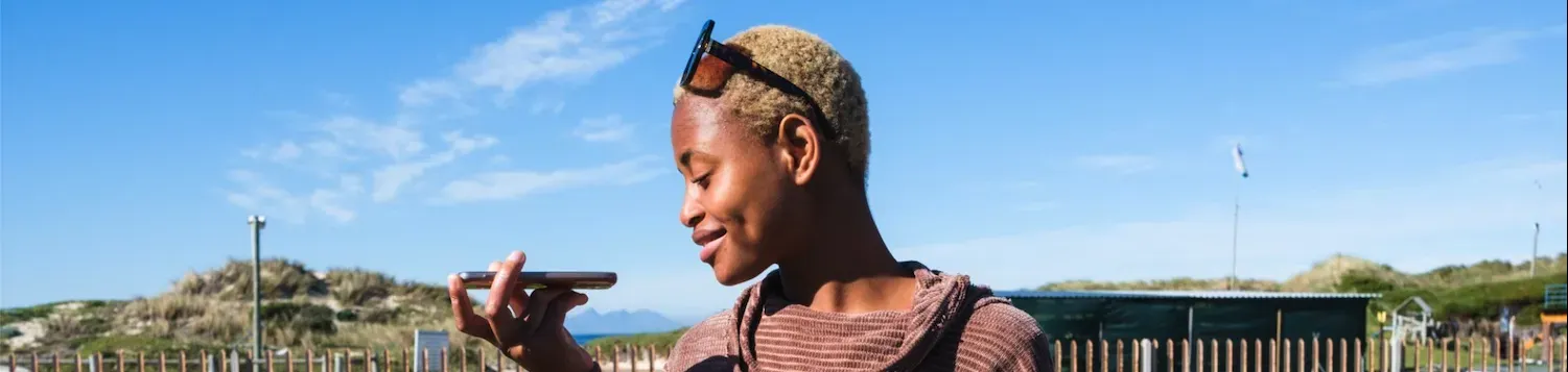 Photo d'une femme qui tient un téléphone
