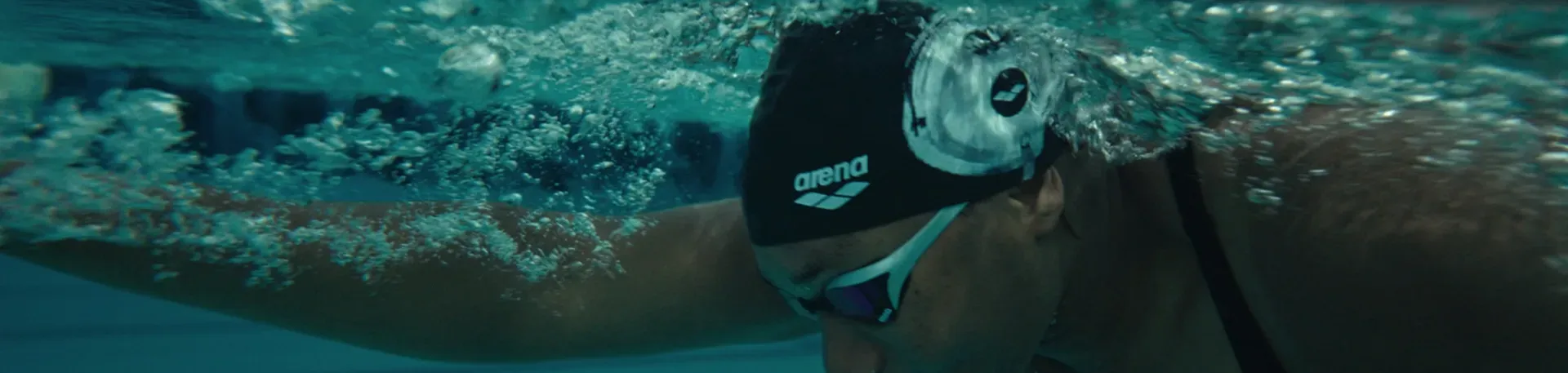 Photo d'une femme en train de faire de la natation