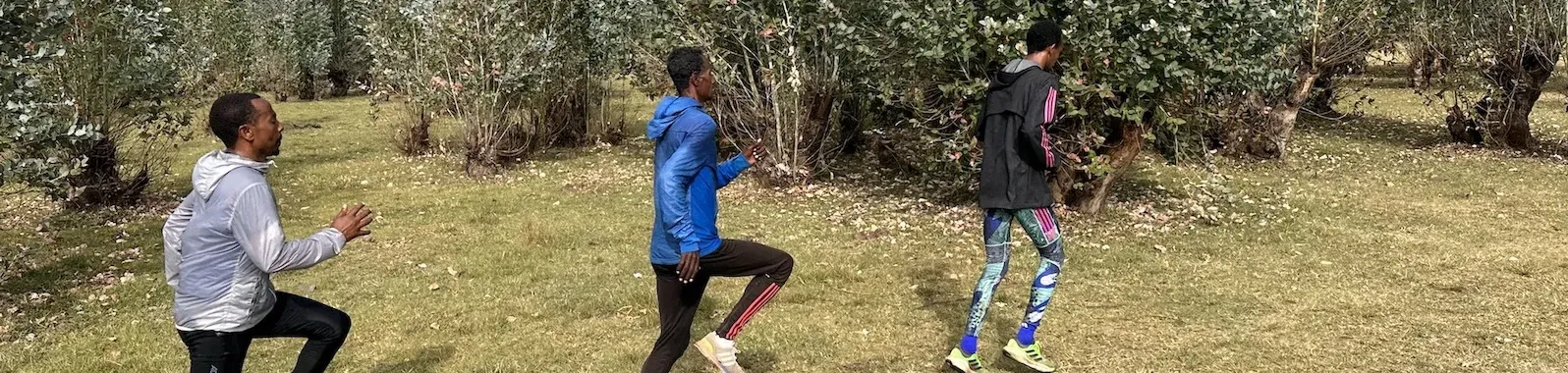 Photo de trois sportifs qui courent en Ethiopie dans la nature