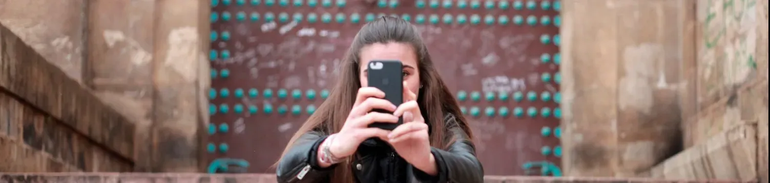 Photo d'une femme prenant en photo quelque chose