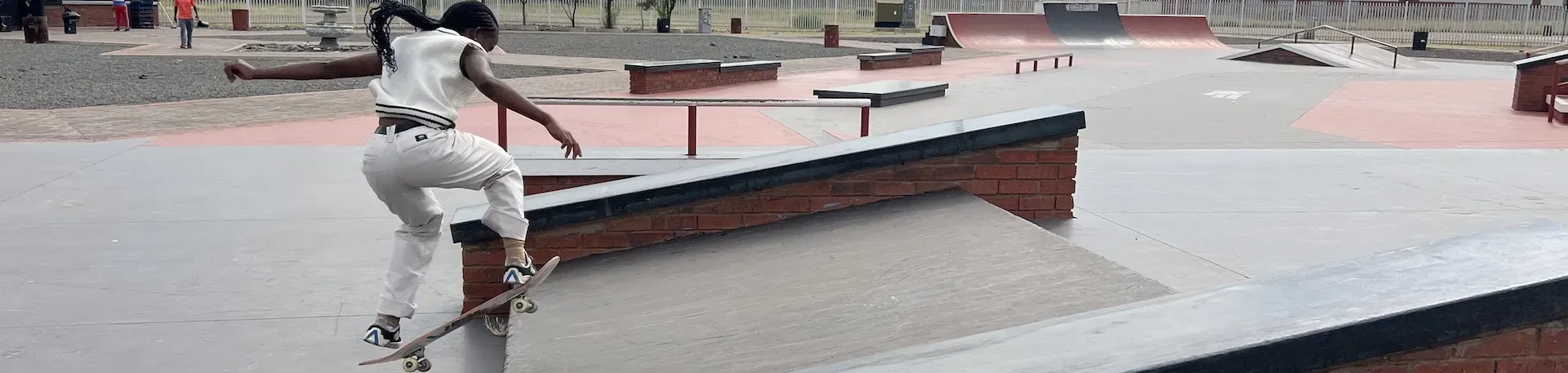 Photo d'une fille sur un skateboard 