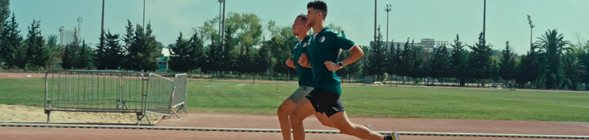 Photo de deux hommes qui court