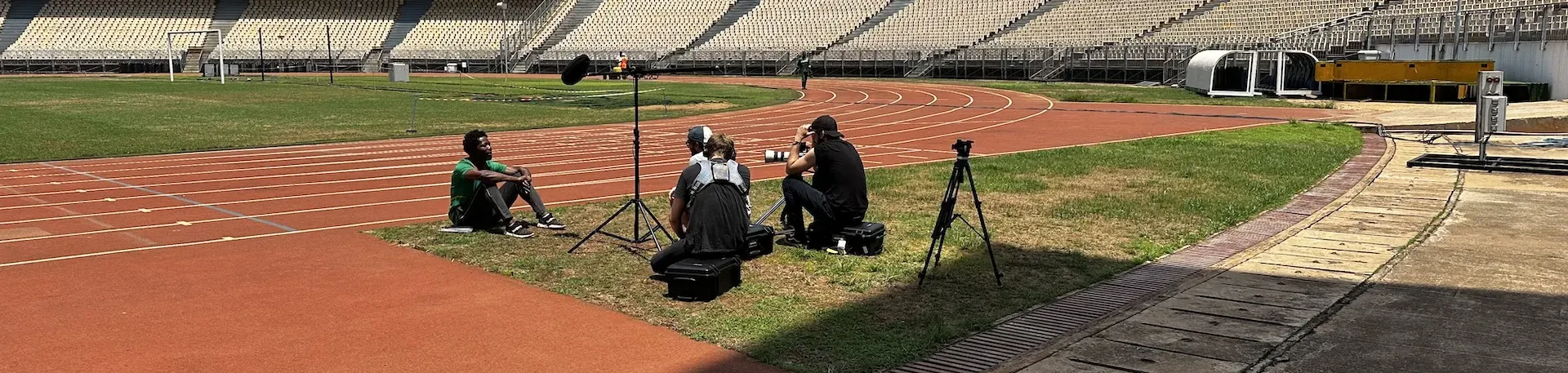Photo d'une interview d'un homme sur un terrain de course