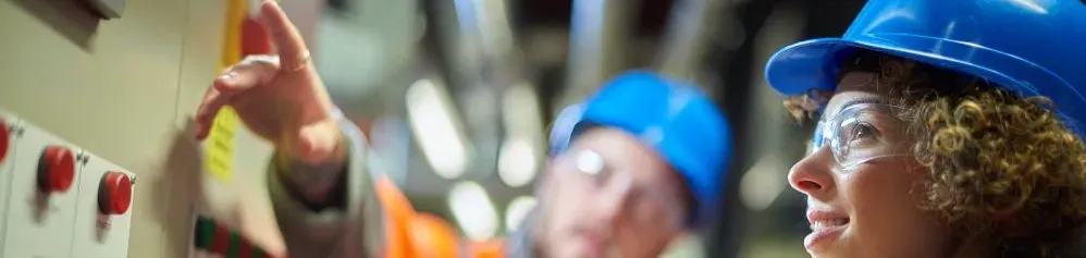 une femme et un homme dans un local technique