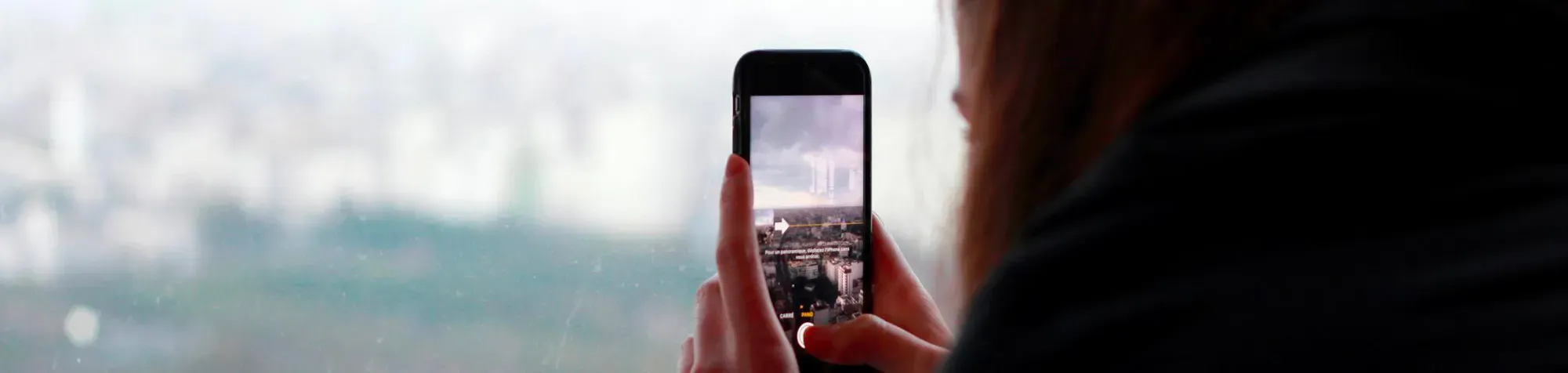 Femme film le paysage a travers la vitre d'un train