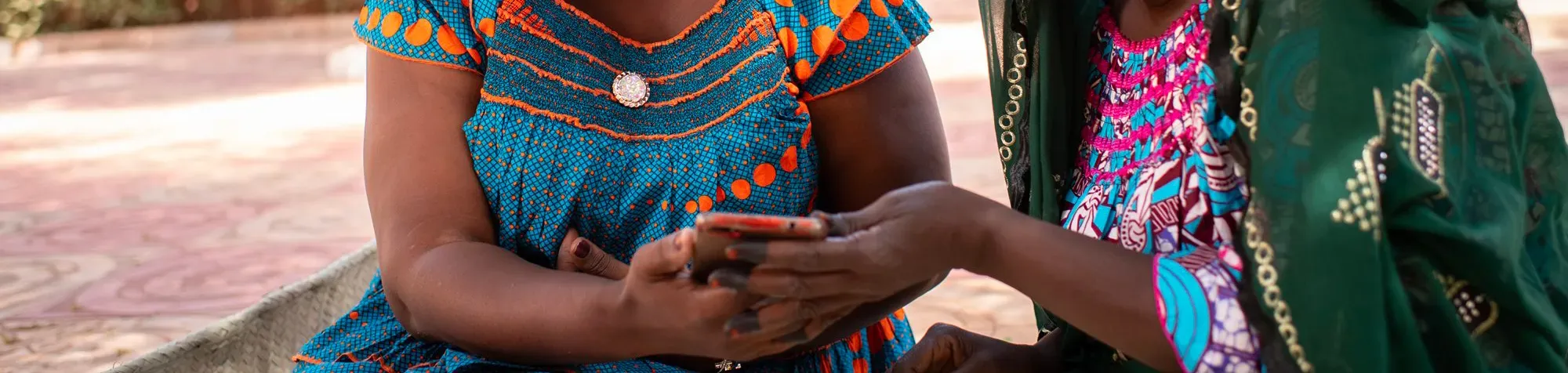 Deux femmes africaine consultent un mobile
