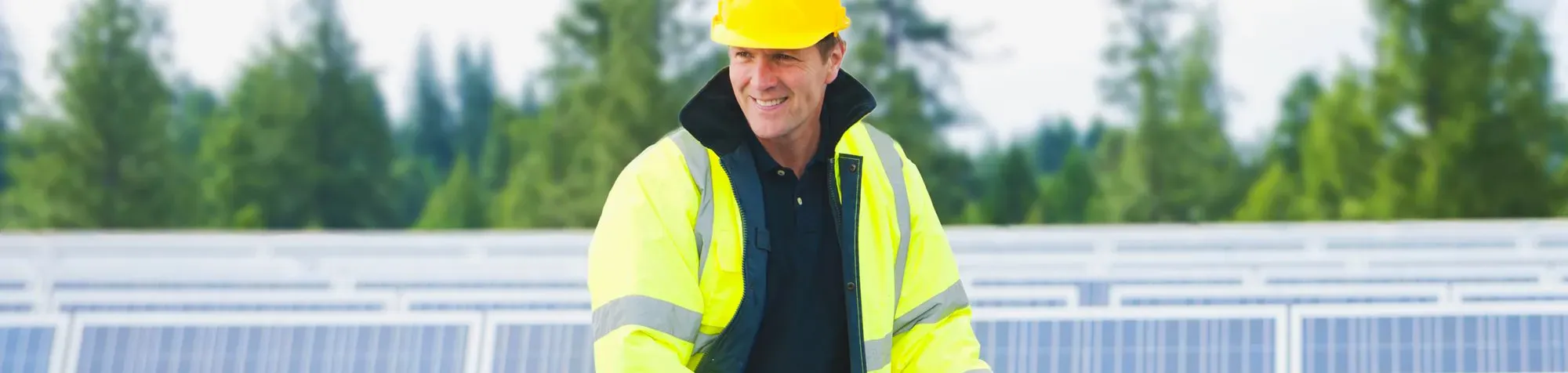 Un technicien dans un champs de panneaux solaires