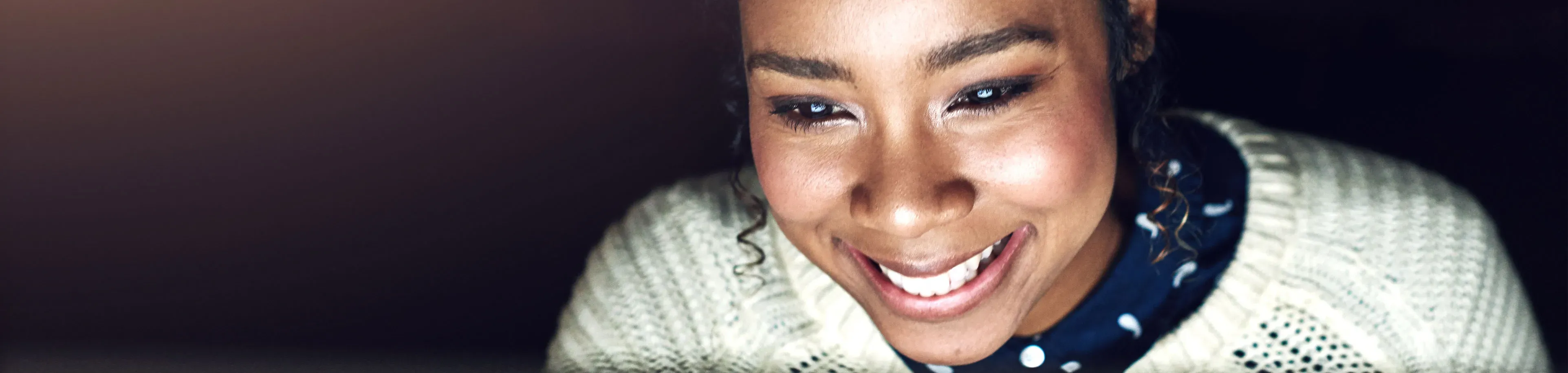 Jeune femme devant son écran_21-5