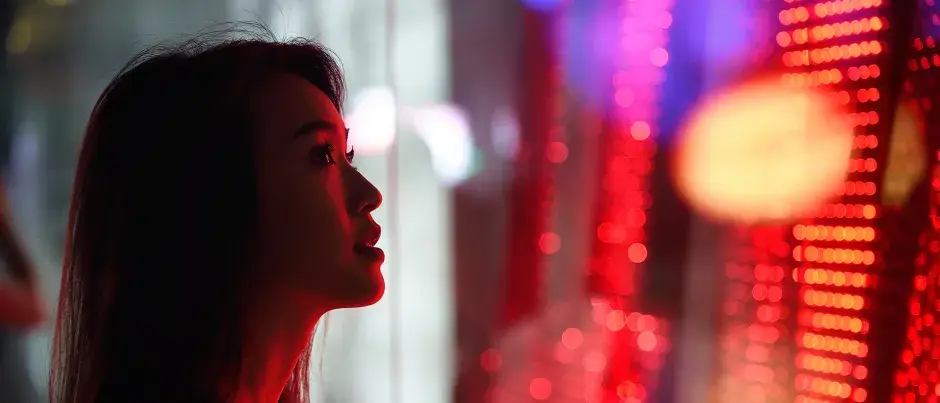 Femme qui regarde un panneau numérique