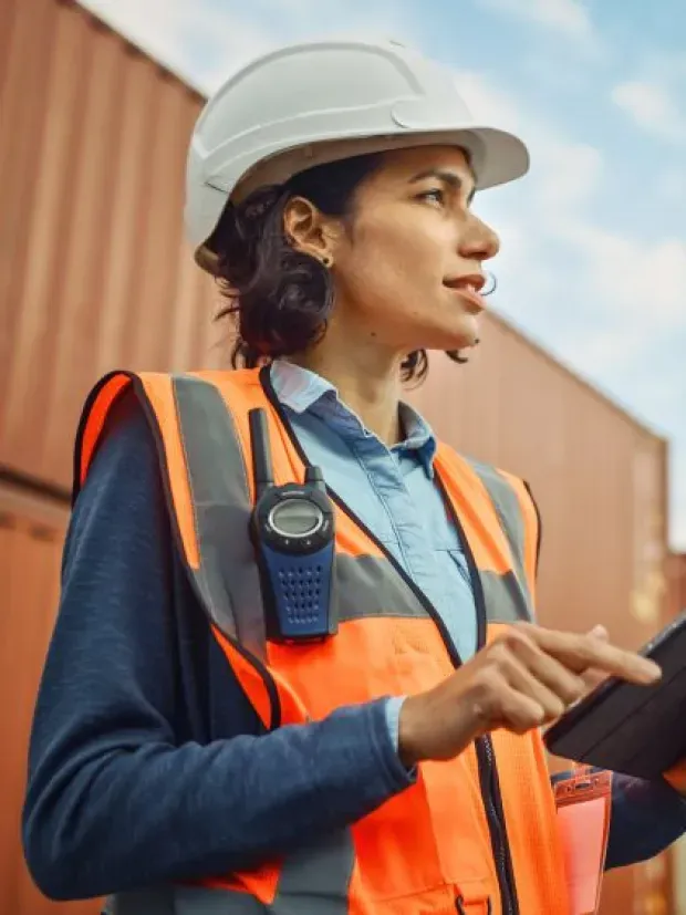 une femme organise des cargaisons