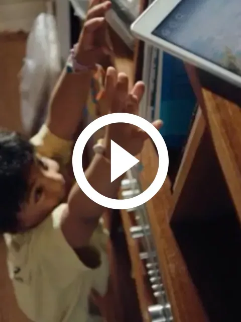 apercç du film publicitaire où une petite fille tente d'attraper un écran