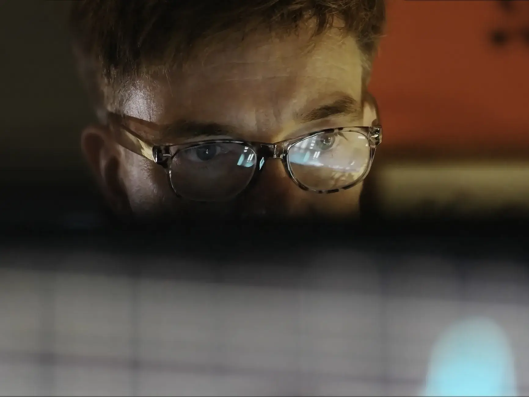 homme derrière un écran