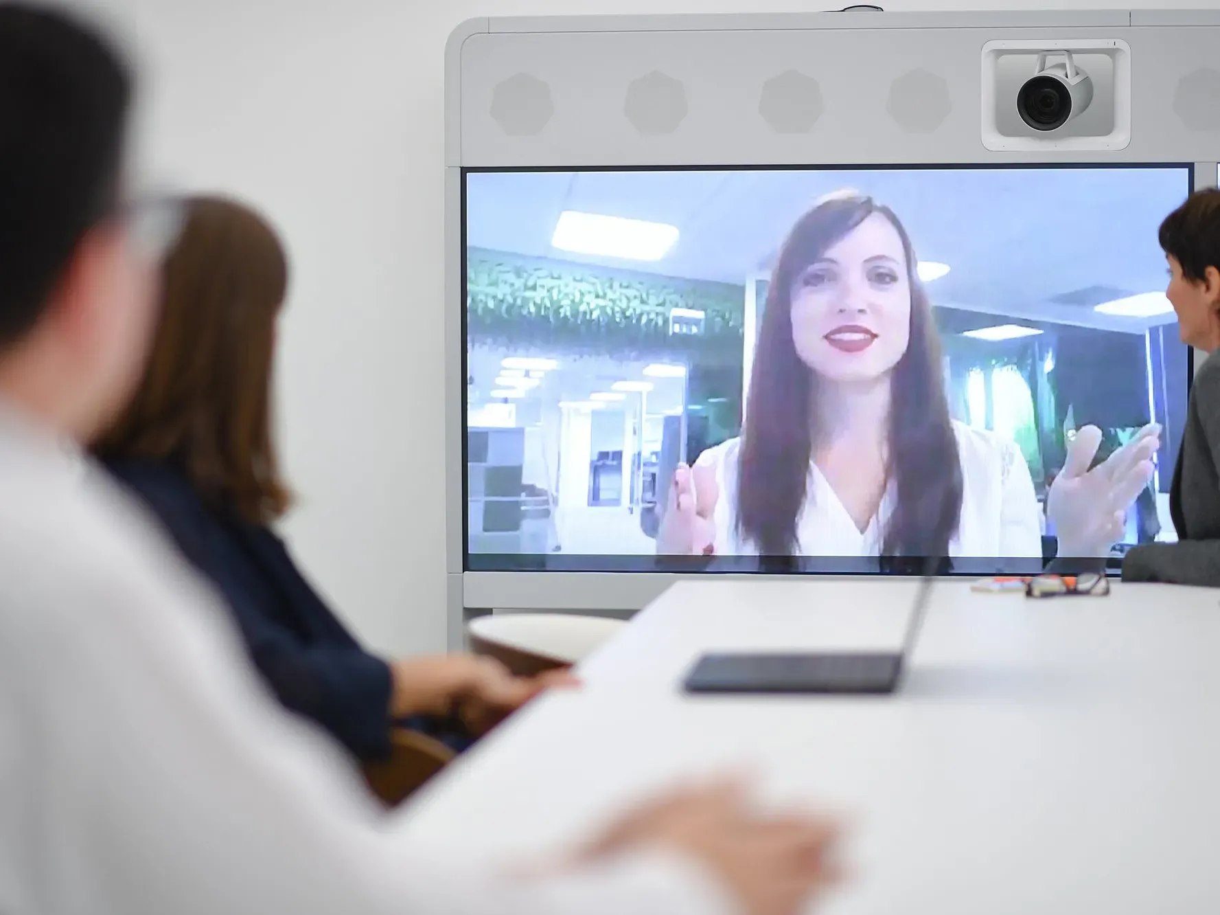 Homme et femme en visioconférence