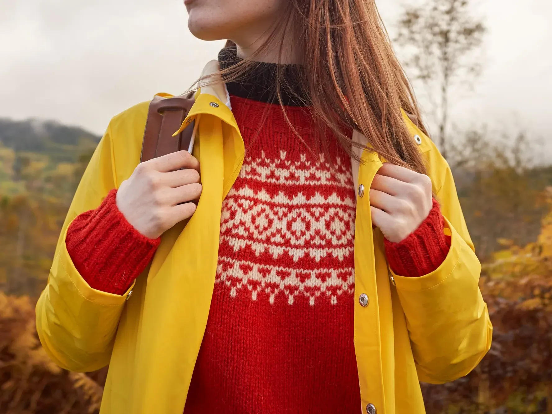 Une femme en pleine nature avec un sac