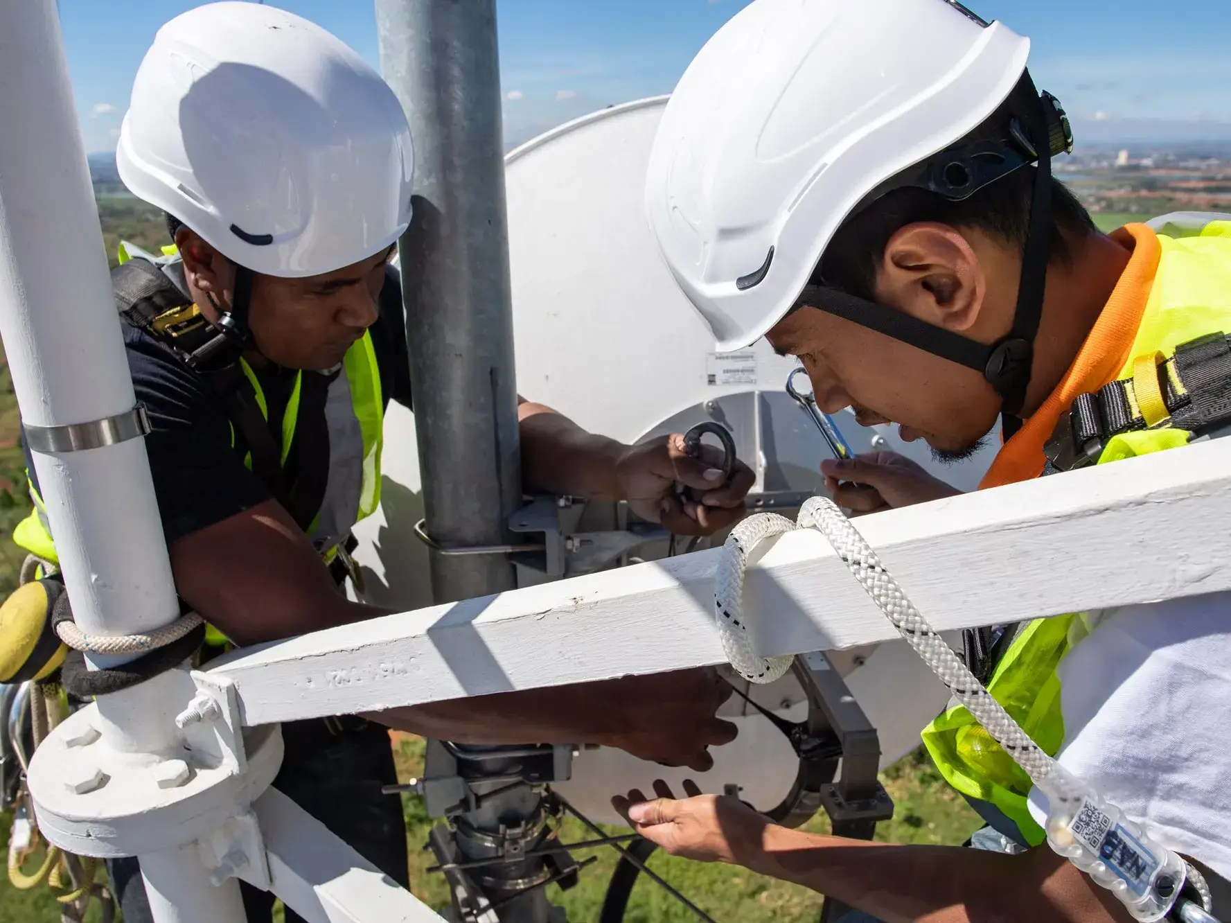 Techniciens au travail sur une nacelle