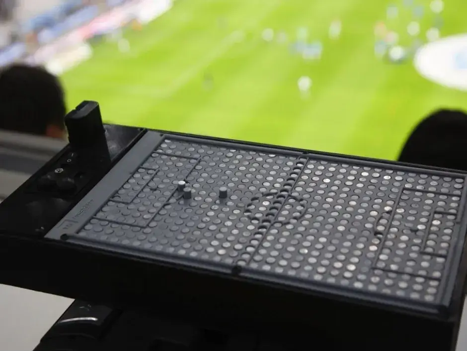 Scatola nera davanti a una partita di calcio 