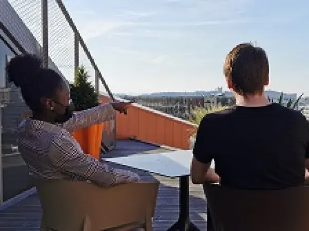 2 salariés sur une terrasse