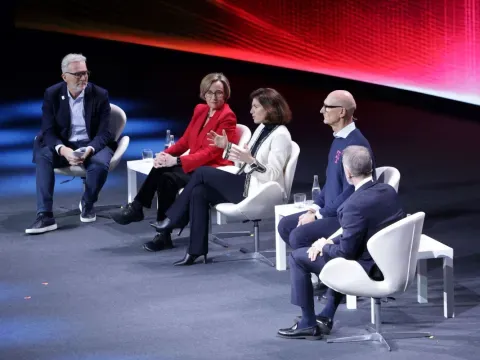 Christel Heydemann s'exprimant entourée des 3 CEO Telefonica, Vodafonce et Deutch Telecom