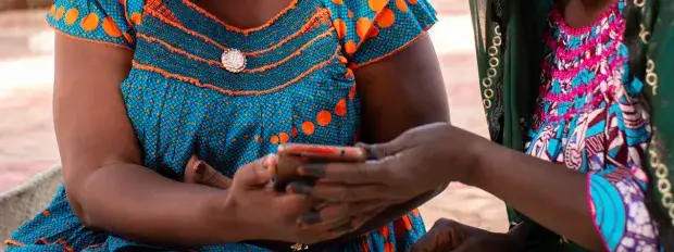 Deux femmes africaine consultent un mobile