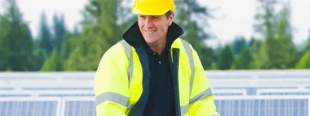 Un technicien dans un champs de panneaux solaires
