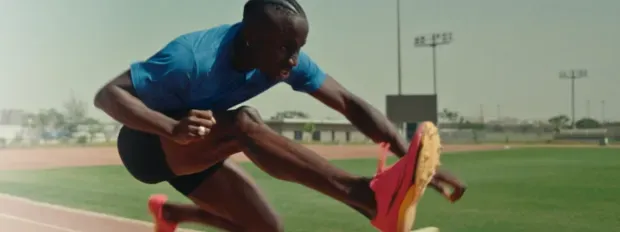 Louis François Mendy saute une haie sur un terrian d'athlétisme au Sénégal