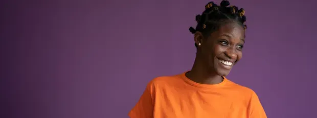 Photo d'une femme avec un tee-shirt Orange