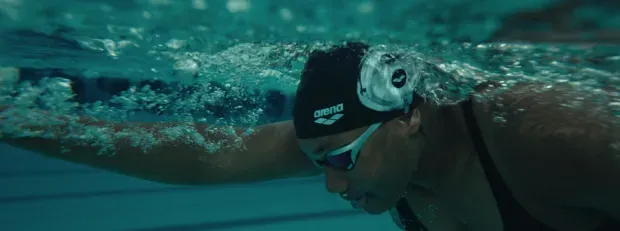 Photo d'une femme en train de faire de la natation 