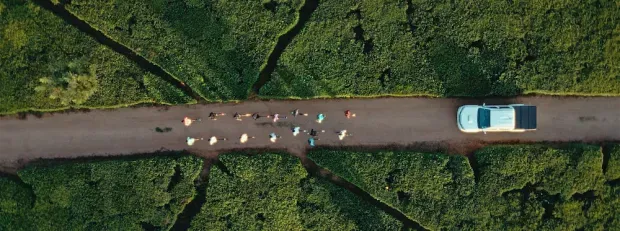 Photo vue de haut de sportifs en train de courir en Afrique