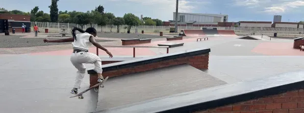 Photo d'une fille sur un skateboard 