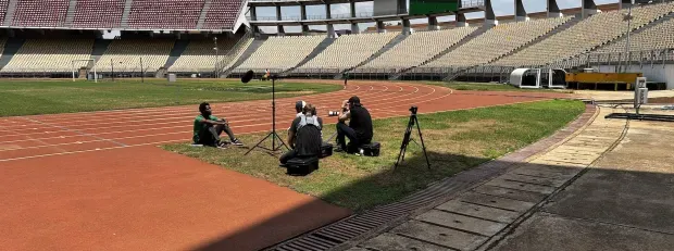 Photo d'une interview d'un homme sur un terrain de course