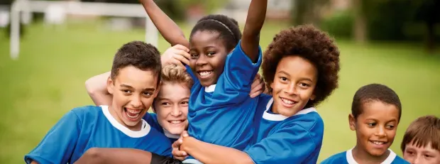 Des enfants célèbrent un but