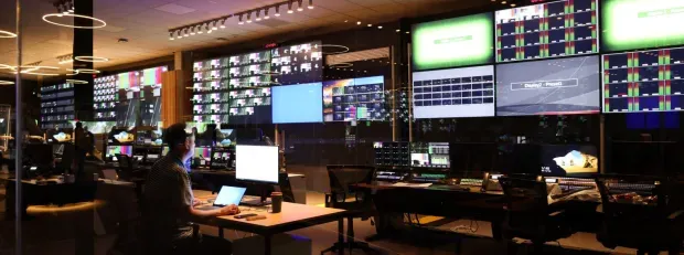 salle avec mur d'écrans TV de contrôle pour Paris 2024