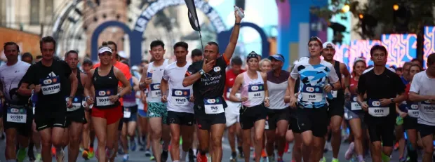 Départ de la course Marathon Pour Tous, une quinzaine de personne en ligne viennent de s'élancer pour la course